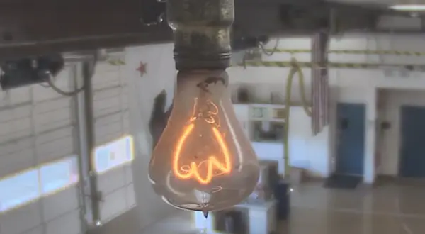 Una lampadina a incandescenza emette una luce calda e brillante, ma quale lampadina fa più luce? L'immagine mostra una lampadina accesa.