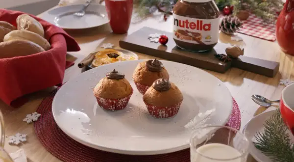 Färska muffins toppade med Nutella, redo att avnjutas. Perfekt för att baka med Nutella under julen.