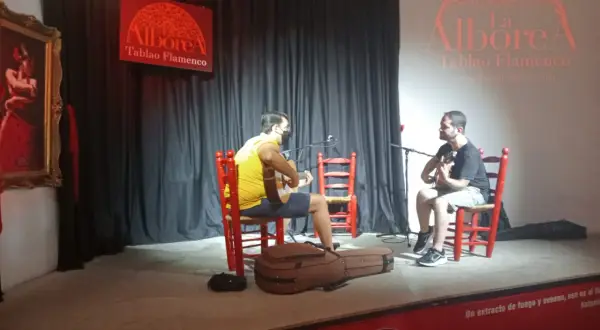 Dos guitarristas tocan en el escenario de La Alborea Tablao Flamenco.