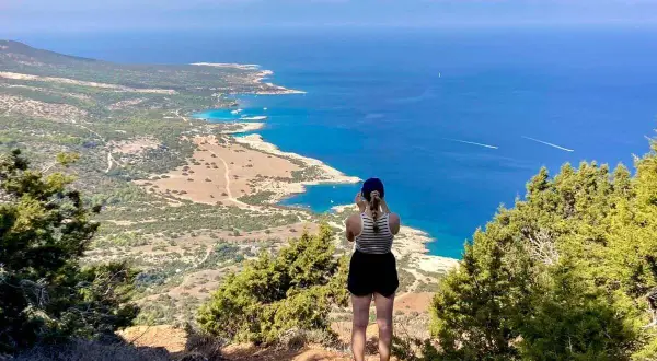 Frauenblick auf die Küste Zyperns. Tolle Aussicht für Zypern Reisetipps.