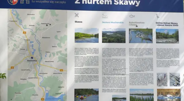 Mapa turystyczna z zaznaczoną rzeką Skawą, która przepływa przez Wadowice. Opisuje jej historię, walory przyrodnicze i rekreacyjne.