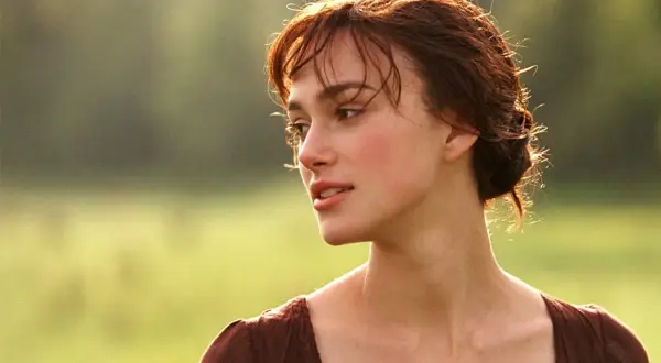 Keira Knightley i en brun klänning, en ikonisk scen från filmer med Keira Knightley.