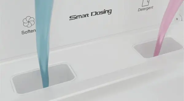 Niebieski płyn do płukania i różowy detergent wlewają się do szuflady pralki AEG ładowanej od góry. Smart Dosing.