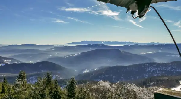Widok z wieży widokowej na Beskid Wyspowy. W oddali majaczą Tatry. To najładniejszy szlak na Mogielicę zimą.