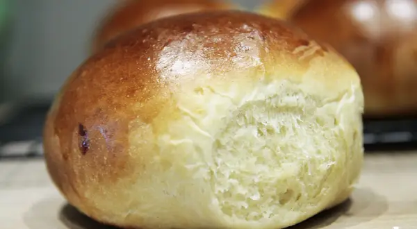Złocista bułka brioche z chrupiącą skórką i puszystym wnętrzem, gotowa do podania.