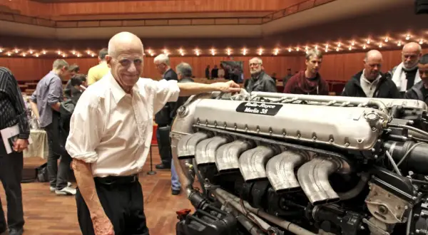 Per Gillbrand ler vid en Rolls-Royce Merlin 38 motor.
