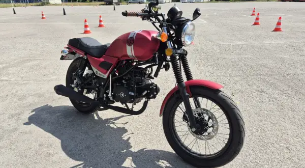 Prawo jazdy AM: Ile kosztuje kurs na motorower? Uniknij ukrytych opłat!