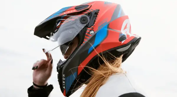 Jaki kask na motorower? Wybierz bezpieczny i zgodny z prawem!