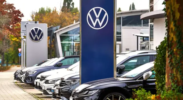 Vor einem Autohaus stehen mehrere VW-Modelle. Die Frage, wie viele Monatsgehälter für ein Auto, beschäftigt viele.