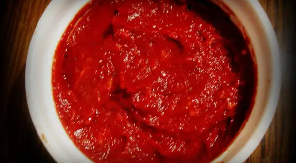 Domowy sos do pizzy z pomidorów, idealny do przygotowania na własnej kuchni.