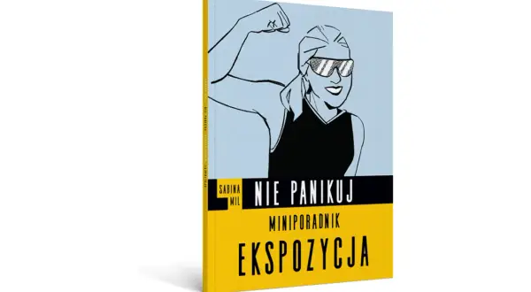 Okładka książki "Nie panikuj. Miniporadnik ekspozycja" Sabiny Mil. Kobieta w okularach przeciwsłonecznych pokazuje biceps, symbol siły i tego, jak być atrakcyjną.