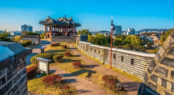 Jak wygląda Korea Południowa? Tradycyjna architektura i nowoczesne budynki tworzą malowniczy krajobraz.
