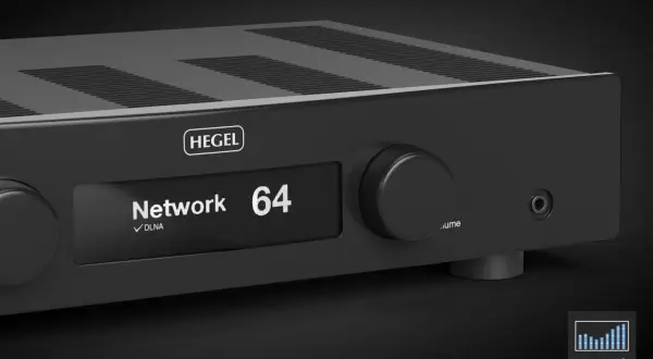 Czarny wzmacniacz Hegel H95 z wyświetlaczem "Network 64" i pokrętłem głośności. Test sprzętu audio.