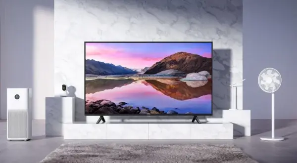 Nowoczesny salon z telewizorem 65 cali, oczyszczaczem powietrza i wentylatorem.