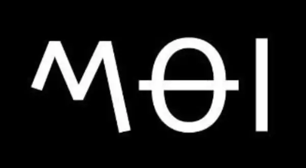 Białe litery M, Θ, I na czarnym tle. Czy to "moi" czy "moji"?