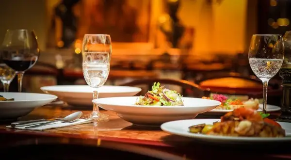 Gdzie zjeść w Gnieźnie? Odkryj sprawdzone smaki i restauracje