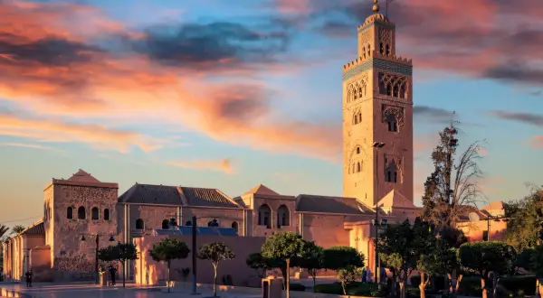 Zachód słońca nad meczetem Koutoubia w Marrakeszu. To miasto, gdzie leży ta wspaniała budowla, słynie z barwnych suków i tętniącego życiem placu Dżami al-Fana.