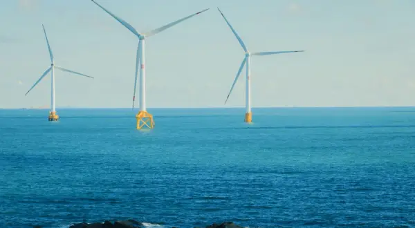 Wiatraki na morzu symbolizują potęgę Bałtyku i zieloną energię.