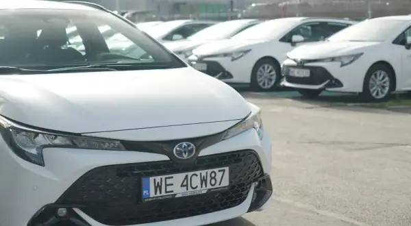 Białe Toyoty, gotowe do jazdy. Usługa toyota kinto zapewnia mobilność.