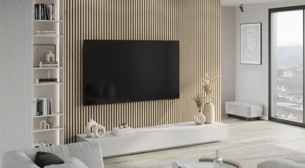 Nowoczesny salon z telewizorem na tle lameli. Z czym łączyć lamele? Z bielą, drewnem i minimalistycznymi dodatkami.