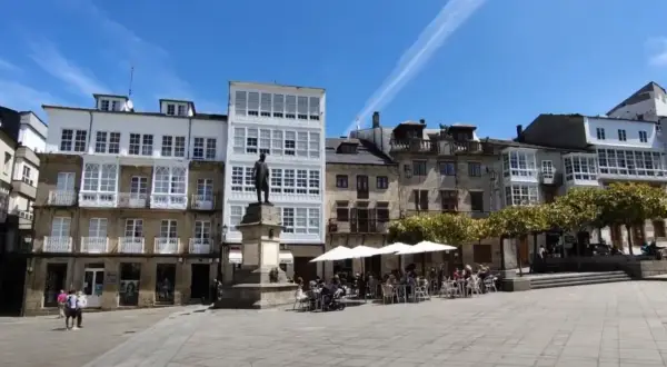 Plaza con estatuas y terrazas, ideal para disfrutar de un día de **que hacer en Viveiro**.