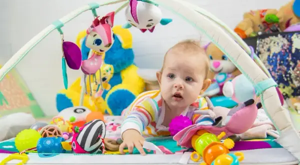 Mata edukacyjna: Kiedy zacząć? Od noworodka po raczkowanie!