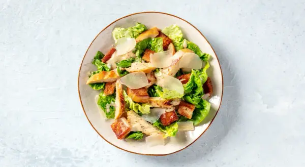 En läcker caesarsallad med kyckling, krutonger och parmesan. Ett perfekt caesarsallad recept för en snabb lunch.
