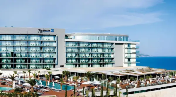 Nowoczesny hotel Radisson Blu Split z basenem i tarasem z widokiem na morze.