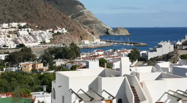 Vista de la bahía de San José, con sus casas blancas y el puerto deportivo. El paisaje de **4 nudos cabo de gata** se extiende hasta el mar azul.