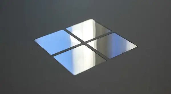 Cztery kwadratowe, lustrzane panele tworzą symbol Windows. Gdy system szwankuje, warto uruchomić `sfc scannow`.