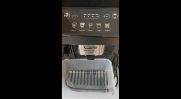 Panel sterowania ekspresu DeLonghi Magnifica Evo. Widoczne ikony napojów i przyciski. Przygotowanie do odkamieniania.