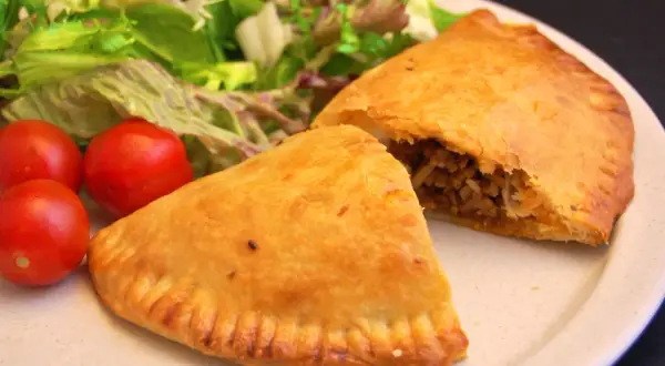Gyldene piroger med kjøttfyll, servert med frisk salat og cherrytomater. Et deilig pirog recept!