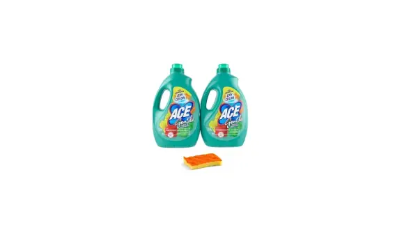 Due flaconi di candeggina ACE Gentile per colorati, con tecnologia Oxy Color, accanto a una spugna arancione.