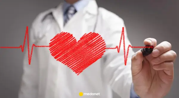 Lekarz rysuje serce i linię EKG, symbolizując troskę o zdrowie. Nitrendypina Egis pomaga utrzymać prawidłowe ciśnienie.