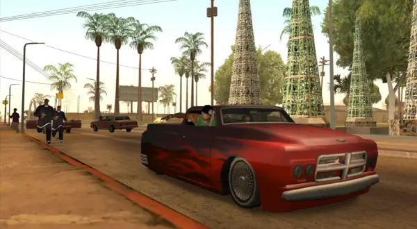 Akcja w San Andreas: czerwony wóz z płomieniami, strzelanina i uciekający gang.