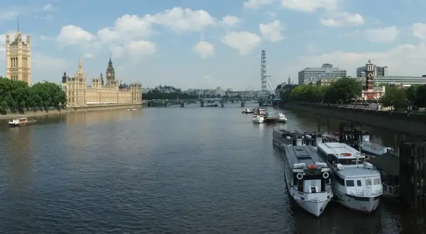 Nad jaką rzeką leży Londyn? Odkryj tajemnice Tamizy i jej znaczenie