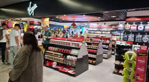 Alkohol w samolocie: Limity, zasady i nowe przepisy od 2026!