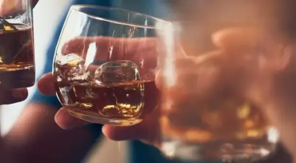 Alkohol a cukier: Od wzrostu po groźny spadek. Jak pić bezpiecznie?