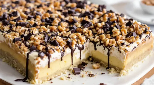 Ein köstlicher "friss dich dumm Kuchen" mit Schokoladenglasur, Nüssen und Schokostückchen. Ein wahrer Genuss für Naschkatzen!