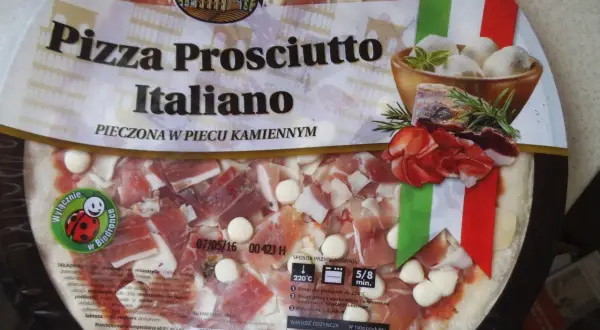 Pizza Prosciutto Italiano z Biedronki, pieczona w piecu kamiennym. Zastanawiasz się, ile kosztuje pizza w Biedronce? Ta wygląda apetycznie!