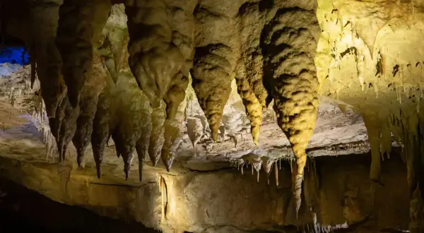 Imponujące stalaktyty i stalagmity w Jaskini Prometeusza w Gruzji tworzą niezwykłą podziemną krainę.
