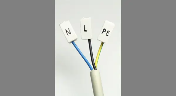 Drei Kabelenden mit Markierungen: N (blau), L (schwarz) und PE (grün-gelb).