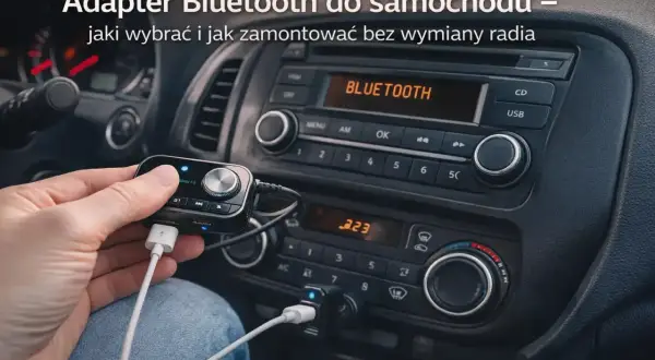 Ręka trzyma transmiter Bluetooth, podłączony do gniazda zapalniczki. Dowiedz się, jak połączyć telefon z transmiterem przez bluetooth w samochodzie.
