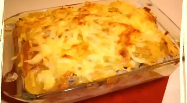 Un plat gratiné de parmentier de cabillaud, avec une couche dorée de fromage fondu, prêt à être dégusté.