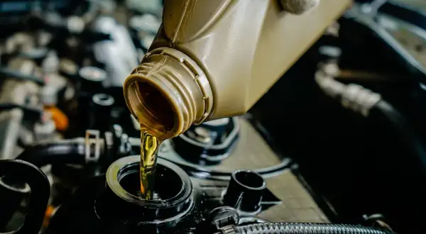 Mobil vs Motul olej silnikowy: który wybór uchroni twój silnik?