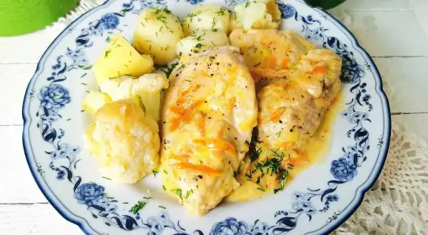 Filet z indyka w sosie własnym z marchewką i koperkiem, podany z ziemniakami i kalafiorem. Ania gotuje pyszny obiad!