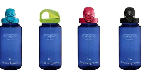 Vier blaue Nalgene Trinkflaschen Everyday OTF mit unterschiedlichen Deckelfarben: türkis, grün, rot und schwarz.