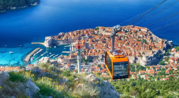 Vue panoramique de Dubrovnik, avec le téléphérique offrant une perspective unique sur la vieille ville et ses activités.