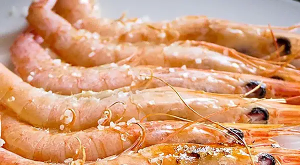 Gambas rosadas y jugosas, listas para cocer. Un plato sencillo y delicioso.