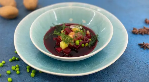 Herzhafte Suppe mit Rote Bete, Kartoffeln und Erbsen, garniert mit Dill.